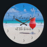 Relógio Grande É sempre cinco horas no happy hour da praia<br><div class="desc">Este design era art. digital embora criado. Pode ser personalizado na área fornece ou personalizando escolhendo o clique personalizar uma opção mais adicional e mudando o nome, as iniciais ou as palavras. Você pode igualmente mudar a cor de texto e denominar ou suprimir do texto para um design da imagem...</div>