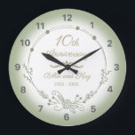 Relógio Grande Elegante do 10º Aniversário de Casamento<br><div class="desc">Uma bela e minimalista design de aniversário de casamento com terra verde floral. Pode ser personalizado acrescentando o nome do marido e da esposa e os anos em que foram casados.</div>