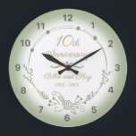 Relógio Grande Elegante do 10º Aniversário de Casamento<br><div class="desc">Uma bela e minimalista design de aniversário de casamento com terra verde floral. Pode ser personalizado acrescentando o nome do marido e da esposa e os anos em que foram casados.</div>