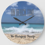 Relógio Grande Em Beach Time Personalizado Family Beach Home<br><div class="desc">Dê a este relógio personalizado da família "On Beach Time" como um presente de inauguração para uma casa de praia ou obrigado de festas de verão que você oferece!</div>