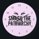 Relógio Grande Esmague o Patriarcado Feminista<br><div class="desc">Um ousado relógio dos direitos das mulheres, com os olhos das mulheres acima das palavras Esmague o Patriarcado com uma fonte legal e grunhida sobre a rosa claro. Comprar este presente para cada mulher forte que você conhece para ajudá-la a se levantar e exigir igualdade. O vamos quebrou o teto...</div>