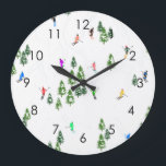 Relógio Grande Esquiadores Esquiando Ilustração Esquiar Esquiamen<br><div class="desc">design de esquiadores com tema esquiador no inverno legal com esquiadores esquiando pelas encostas do resort de esqui alpino entre as árvores cobertas de abetos em alpes. Os esquiadores Freeride estão vestindo ternos de esqui antigos coloridos, descida de esqui com esquis em um fundo branco de montanha de neve. Um...</div>