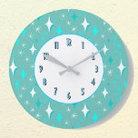 Relógio Grande Estrelas Brancas Teais Padrão Cozinha Retro Relógi<br><div class="desc">Um relógio retrógrado na parede da cozinha com um padrão de fundo de estrelas brancas e lacrimejantes com uma face branca e letras azuis e pretas. Personalize-o para alterar as cores de fundo e muito mais.</div>