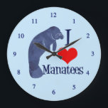 Relógio Grande Eu Amo Manatees<br><div class="desc">Um peixe-boi azul giro ao lado de um coração vermelho para um especialista em animais marinhos ou biólogo que ama espécies ameaçadas e luta pelos direitos dos animais. Adoro o relógio de manatins para o seu quarto temático oceânico.</div>
