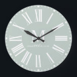 Relógio Grande Família Moderna de Casa Farmônica Nome Grande Reló<br><div class="desc">Modern Farmhouse Mint Family Name Large Clock - Bold, moderno relógio de fazenda apresenta seu monograma e nome. Nosso modelo de alta qualidade torna tão simples personalizar seu relógio. Nosso relógio faria um belo presente para ser precioso por anos. O relógio faz parte de uma coleção. O relógio está disponível...</div>