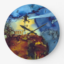 Farol rachado da rocha na noite