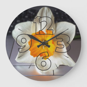 Relógio Grande Flor sobre teclado