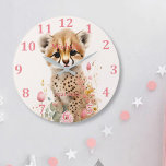 Relógio Grande Flores De Mola De Aquarela De Queijo Cubo Cubo<br><div class="desc">Um filhote bonito de Cheetah sentado entre flores de primavera pastel de aquarela. Alterar o nome personalizado ou excluir</div>