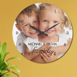 Relógio Grande Foto da família<br><div class="desc">Este relógio de na moda apresenta uma foto de família, com uma elegante tipografia de script. Facilmente personalizável com sua foto e seu nome. Faz uma família excelente de manutenção e um presente para os avós.</div>