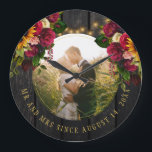 Relógio Grande Foto da fazenda rústica Sr. e Sra. Floral Barn<br><div class="desc">Foto da ronda de casamento entre a Rússia e o Sr. e a Sra. personalizaram o relógio de parede com rosas de burlões vermelhos e buquês de girassóis ouros amarelos sobre uma madeira castanha escura com cordas de luzes cintilantes. Fácil de personalizar com seus nomes, texto e foto! Pode ser...</div>