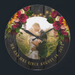 Relógio Grande Foto da fazenda rústica Sr. e Sra. Floral Barn<br><div class="desc">Foto da ronda de casamento entre a Rússia e o Sr. e a Sra. personalizaram o relógio de parede com rosas de burlões vermelhos e buquês de girassóis ouros amarelos sobre uma madeira castanha escura com cordas de luzes cintilantes. Fácil de personalizar com seus nomes, texto e foto! Pode ser...</div>