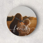 Relógio Grande Foto de caligrafia familiar<br><div class="desc">Feito com precisão e cuidado, nosso relógio personalizado ostenta uma design elegante e sofisticada. A cara do relógio é adorada com um belo roteiro escrito à mão, onde a palavra "Família" toma o palco central. Este guião manuscrito dá uma sensação de tato e calor pessoal, enfatizando a importância dos laços...</div>