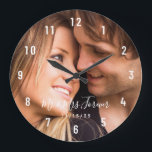 Relógio Grande Foto de Casal Personalizado Data Estabelecida Reló<br><div class="desc">Crie seu próprio lembrete romântico de aniversário com este relógio bonito. Edite os nomes e a data de aniversário com seus próprios detalhes e carregue sua foto de casal favorita. Esta foto é apenas para fins de demonstração. Foto de Casal Personalizado Data Fixada Grande Relógio.</div>