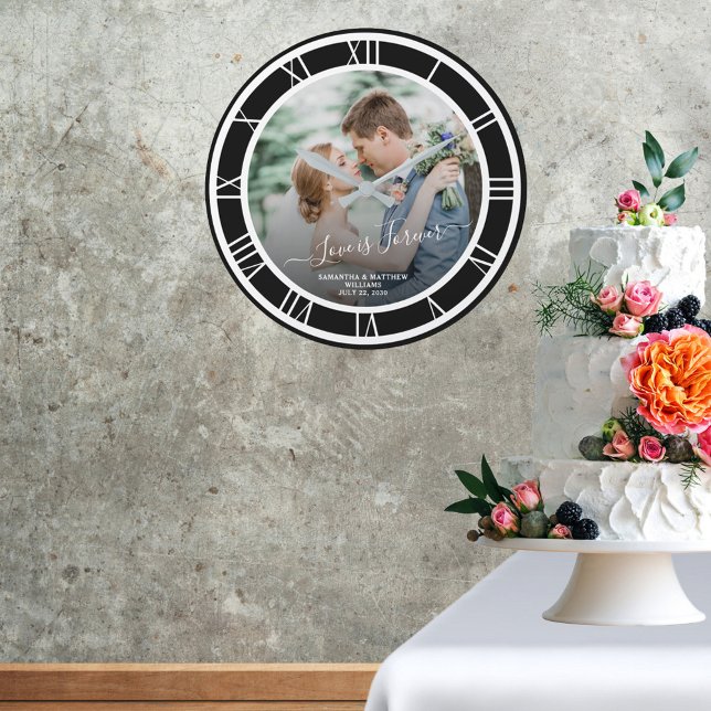 Relógio Grande Foto de Casamento White Roman Numeral Black BKG Ro (Wedding Photo White Roman Numeral Black BKG Round Large Clock)