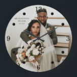 Relógio Grande Foto de Recém-Casados Modernos<br><div class="desc">Um relógio de parede de casamento moderno e elegante com data de estabelecimento e nome. Simples e minimalista. Adicione sua própria foto de casamento. Basta substituir a foto de amostra pela sua própria foto de casamento.</div>
