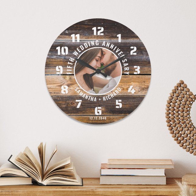 Relógio Grande Foto do Aniversário de Casamento de 5 de Madeira R (Rustic Wood 5th Wedding Anniversary Photo Large Clock
)