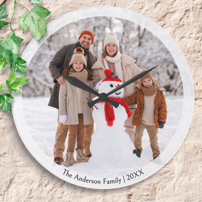 Relógio Grande Foto personalizada da família de inverno (A Christmas clock to personalize with a favorite photo, along with your name(s) and the year)