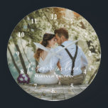 Relógio Grande Foto personalizada de casamento com caligrafia mod<br><div class="desc">O design tem um quadro retangular branco no lado inferior e textos de caligrafia modernos que podem ser personalizados de acordo com sua preferência. Substitua a foto no centro por sua própria foto de casamento. Vai fazer um adorável costume de presentes de casamento para seus hóspedes ou para seu próprio...</div>