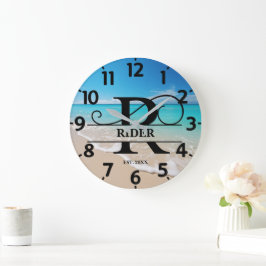 Relógio Grande Frente R Monograma no Oceano Pacífico