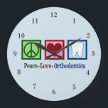 Relógio Grande Gabinete Ortodontista de Paz e Amor<br><div class="desc">Um bonito presente de relógio do escritório ortodontista apresentando um sinal de paz,  coração e um dente. Presente de Ortodontia do Amor pela Paz para alguém que conserta dentes.</div>