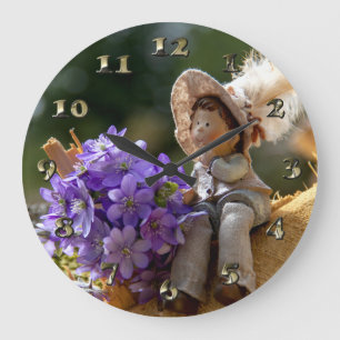Relógio Grande Garoto no Log com Flores
