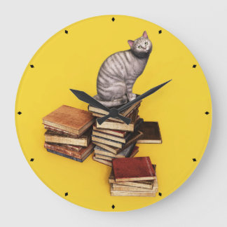 Relógio Grande Gato britânico em uma pilha de livros