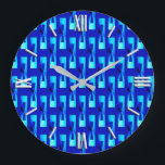 Relógio Grande Geométrico metálico do art deco - azuis cobaltos<br><div class="desc">Teste padrão geométrico chique industrial em um efeito metálico de 3 d - máscaras do art deco de pálido aos azul-céu profundos em um fundo profundo dos azuis cobaltos</div>