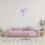 Relógio Grande Glitter arco-íris goteja monograma rosa<br><div class="desc">Um fundo holográfico de tendência com cores pastel unicórnio e arco-íris cor rosa, púrpura, rosa, verde de menta. Decorado com pingos de brilho falso em ouro rosa, rosa e roxo. Personalize e adicione um nome e suas iniciais de monograma. O nome é escrito com um moderno estilo escrito à mão....</div>