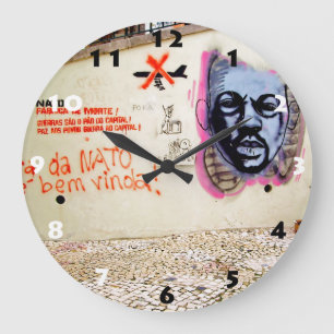 RELÓGIO GRANDE GRAFITES DE LISBOA COM NÚMEROS PRETO E BRANCO