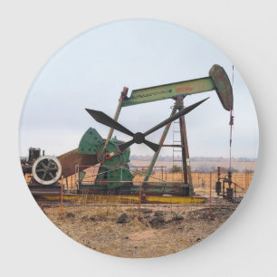 Relógio Grande Grande Pumpjack Verde em um Campo de Petróleo