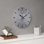 Relógio Grande Guarda do Aniversário do Casamento Silver Mínimo M<br><div class="desc">Um relógio moderno,  simples,  elegante,  elegante,  personalizado de aniversário de casamento,  com tipografia moderna e um fundo de metal escovado. Um belo casamento personalizado ou presente de aniversário para um jovem - e jovem de coração - casal comemorando suas 1ruas,  3º,  5,  10,  25 ou 50º aniversário.</div>