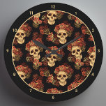 Relógio Grande Halloween da Rosa vermelha Negra do Crânio Gótico<br><div class="desc">Este relógio gótico da parede do Dia das Bruxas com números de marfim apresenta um padrão de crânios assustadores flutuando num abismo negro. Cada crânio é adornado com rosas vermelhas. Os seus olhos vazios e sem alma são nitidamente contrastados contra a coroa gótico e buquês de flores mortos.</div>