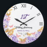 Relógio Grande Hydrangea Butterfly Boho Chic Casamento Aniversári<br><div class="desc">Um relógio de festas, moderno, elegante, personalizado, de aniversário de casamento, que inclui uma coroa de borboletas cor-de-rosa e douradas (isto é um efeito digital, não uma folha real), hífenes roxas, tipografia moderna e as palavras "Aniversário de Casamento" em caligrafia elegante, assim como números romanos para a face do relógio....</div>