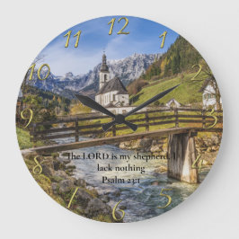 Relógio Grande igreja Salm 23:1 perto da montanha com rio