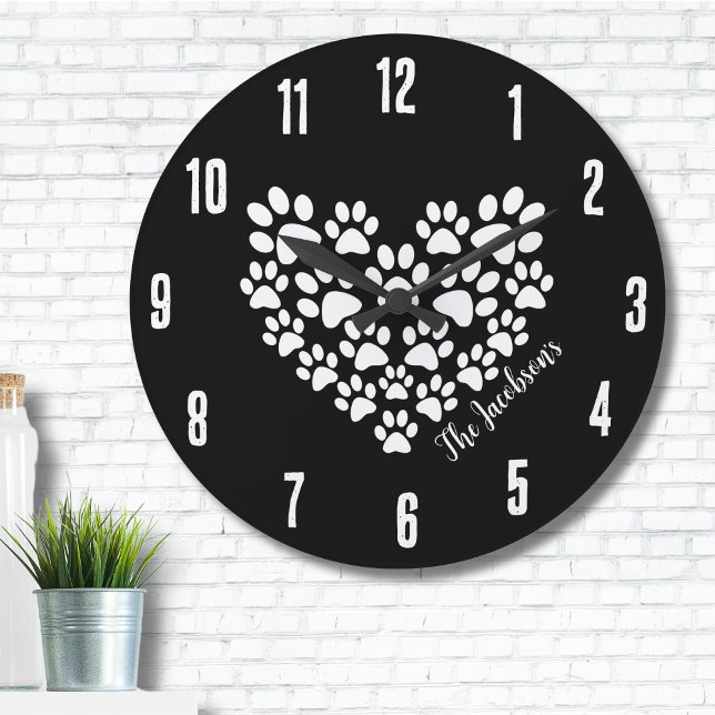 Relógio Grande Impressões personalizadas de pata cardíaca (Personalized Cute Black White Paw Print Heart Large Clock)