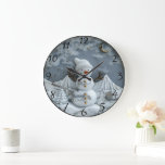 Relógio Grande Jolly Christmas Snowman Delight<br><div class="desc">Um bonitinho bonitão com expressão alegre e um chapéu aconchegante se posiciona orgulhosamente em meio a uma serena paisagem de inverno. Montanhas majestosas criam um pano de fundo impressionante,  enquanto estrelas delicadas brilham num céu noturno. Uma miniatura melhora a atmosfera festiva.</div>