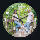 Relógio Grande Letras brancas personalizadas de nome de foto pers<br><div class="desc">Nome personalizado de foto personalizado letras brancas e números retro font wall clock. Um presente personalizado adorável para qualquer um.</div>