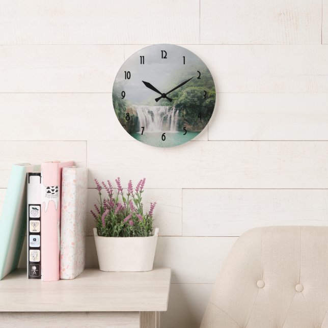 Relógio Grande Linda cachoeira em uma floresta de montanha (Sala de leitura)