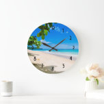 Relógio Grande Linda Foto Sunny Tropical Beach<br><div class="desc">Um relógio com uma fotografia adorável. Uma praia branca arenosa com água azul azure. Relaxando a imagem com um céu ensolarado e um surf espumante gentil com algumas folhas tropicais bonitinhas moldando a imagem.</div>