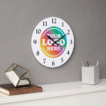 Relógio Grande Logotipo comercial personalizado, Promocional da e<br><div class="desc">Desbloqueie uma maneira inovadora de promover sua empresa com este relógio corporativo personalizável. Este grande relógio, com uma design única para guardar o seu logotipo, é um presente prático e uma impressionante mostra de estilo. É perfeito para presentes corporativos, ofertas de promocional e ocasiões especiais. Faça uma declaração que ressoe...</div>