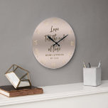 Relógio Grande Love Time Blush Weding Aniversário Chic Keepsasasa<br><div class="desc">Um relógio moderno, simples, elegante, elegante, personalizado de aniversário de casamento, com tipografia moderna e uma pincelada de ouro (não uma folha real) na face do relógio e nas letras, sobre um fundo texturizado de blush. O título, na caligrafia moderna, diz "Amor até o fim do tempo". Você pode personalizar...</div>