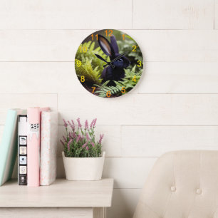 Relógio Grande Lúcifer o Coelho Negro: Um Pacote Escuro de Mal