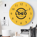 Relógio Grande Marca do Promocional de logotipo da empresa person<br><div class="desc">Adicione seu logotipo corporativo personalizado para criar um relógio exclusivo na parede. Torna um promocional de excelente oferecido ou presente corporativo para clientes,  fornecedores,  funcionários ou outras pessoas especiais. Escolha entre diferentes formas e tamanhos de relógio. Nenhuma quantidade mínima,  nenhuma taxa de configuração.</div>
