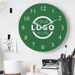 Relógio Grande Marca do Promocional de logotipo da empresa person<br><div class="desc">Adicione seu logotipo corporativo personalizado para criar um relógio exclusivo na parede. Torna um promocional de excelente oferecido ou presente corporativo para clientes,  fornecedores,  funcionários ou outras pessoas especiais. Escolha entre diferentes formas e tamanhos de relógio. Nenhuma quantidade mínima,  nenhuma taxa de configuração.</div>
