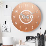 Relógio Grande Marca do Promocional de logotipo da empresa person<br><div class="desc">Adicione seu logotipo corporativo personalizado para criar um relógio exclusivo na parede. Torna um promocional de excelente oferecido ou presente corporativo para clientes,  fornecedores,  funcionários ou outras pessoas especiais. Escolha entre diferentes formas e tamanhos de relógio. Nenhuma quantidade mínima,  nenhuma taxa de configuração.</div>