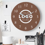 Relógio Grande Marca do Promocional de logotipo da empresa person<br><div class="desc">Adicione seu logotipo corporativo personalizado para criar um relógio exclusivo na parede. Torna um promocional de excelente oferecido ou presente corporativo para clientes,  fornecedores,  funcionários ou outras pessoas especiais. Escolha entre diferentes formas e tamanhos de relógio. Nenhuma quantidade mínima,  nenhuma taxa de configuração.</div>