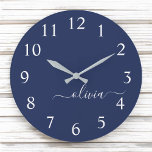 Relógio Grande Marinho Azul Branco Script Moderno Girn Nome do Mo<br><div class="desc">Relógio de Nome do Monograma Simples de Script Azul e Branco. Isto faz o doce e perfeito aniversário de 16 anos,  casamento,  chá de panela,  aniversário,  chá de fraldas ou festa de solteira presente para alguém que ama luxo de luxo e estilos quíticos.</div>