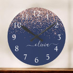 Relógio Grande Marinho Azul Rosa Dourado Blush Cor-de-rosa brilha<br><div class="desc">Marinho Azul e Rosa Dourado Blush Sparkle Glitter Brilhante Brilhante Brilhante com Script Monograma Relógio de Nome. Isto faz o doce e perfeito aniversário de 16 anos,  casamento,  chá de panela,  aniversário,  chá de fraldas ou festa de solteira presente para alguém que ama luxo de luxo e estilos quíticos.</div>