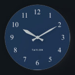 Relógio Grande Marinho Escuro Chic e Elegante Azul e Branco<br><div class="desc">Este elegante relógio moderno apresenta números brancos sobre um fundo azul escuro e marinho com um ponto para adicionar seu nome.</div>