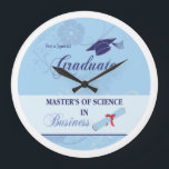 Relógio Grande Master of Science in Business Blue com Swirl<br><div class="desc">Azul claro com espirros reflete a celebração enquanto você felicita o jovem homem ou mulher pela graduação com um Mestrado se Ciência em Negócios. Este relógio de parede será o complemento perfeito para a casa deles!</div>